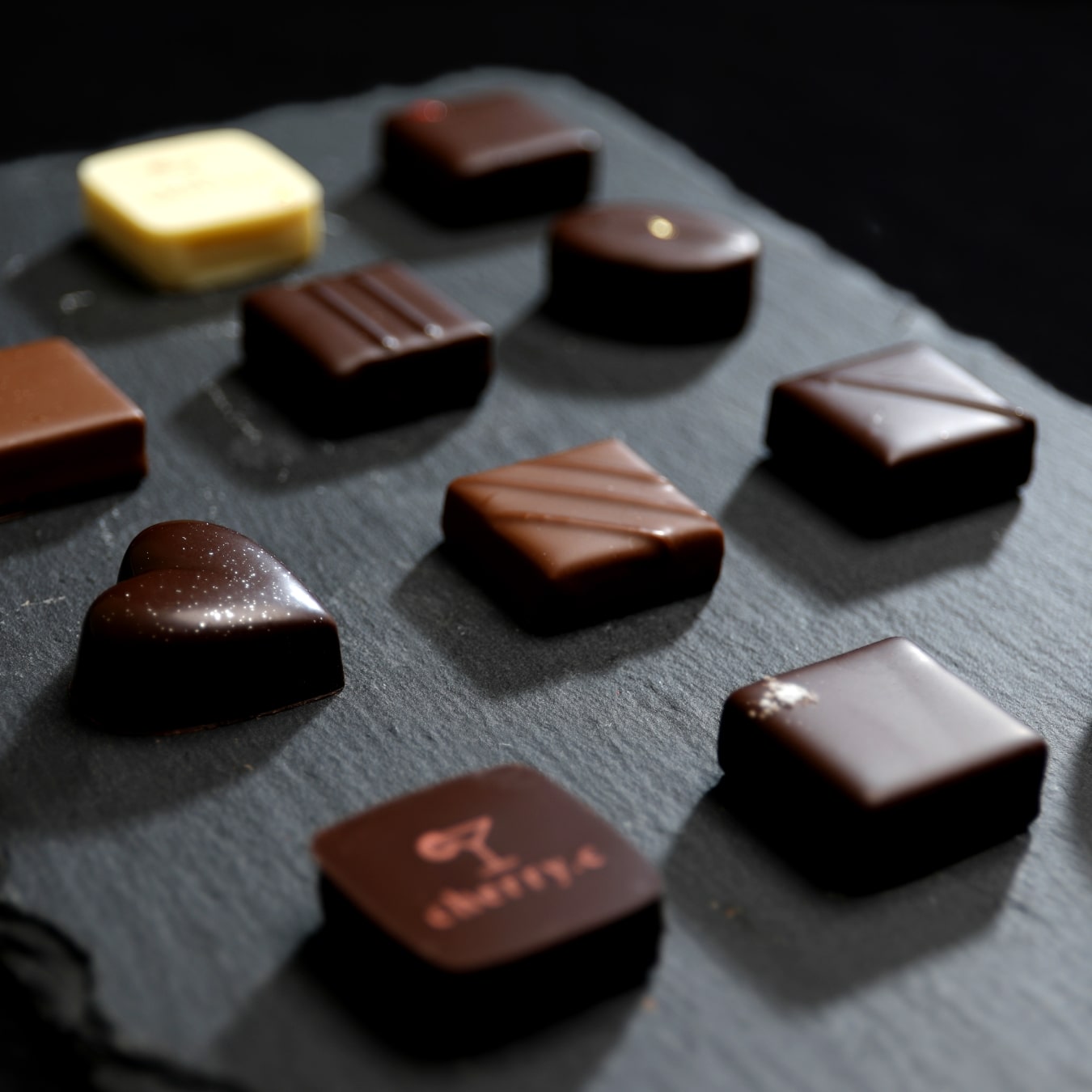 チョコレートと笑顔の女性